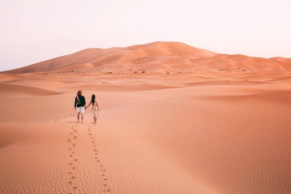 couple desert photo shooting