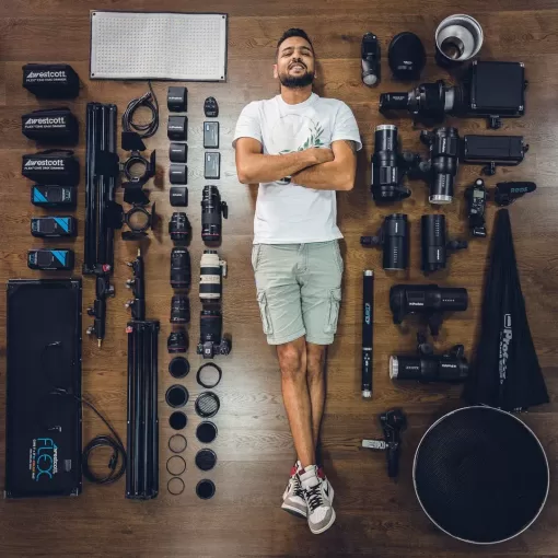 Hands-on photography training session in Dubai for beginners and aspiring professionals — by Tall Photographer.